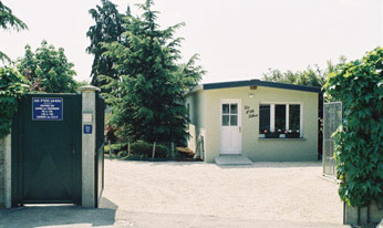 Entrée de la pension POUR CHIENS ET CHATS